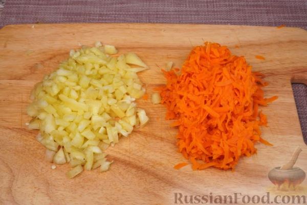 Слоёный салат с курицей, болгарским перцем, морковью и фасолью