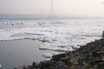 Священная река в столице Индии покрылась тоннами ядовитой пены - новости экологии на ECOportal
