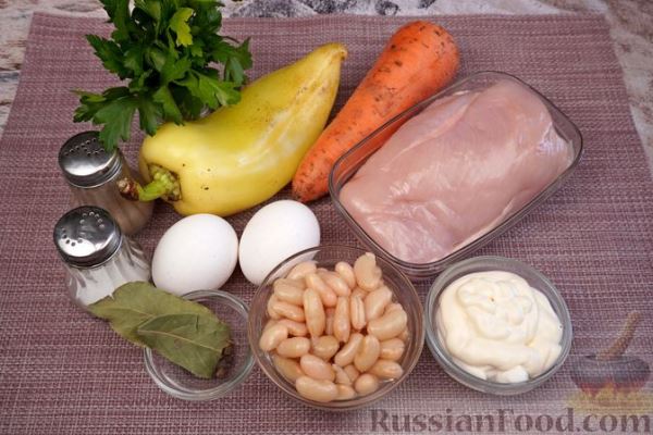 Слоёный салат с курицей, болгарским перцем, морковью и фасолью