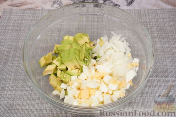 Салат с авокадо, яйцами и луком