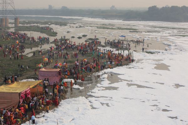 Священная река в столице Индии покрылась тоннами ядовитой пены - новости экологии на ECOportal