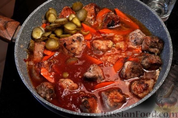 Свинина, тушенная с солёными огурцами в томатном соусе