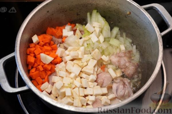 Овощное рагу с курицей, рисом и солёными огурцами